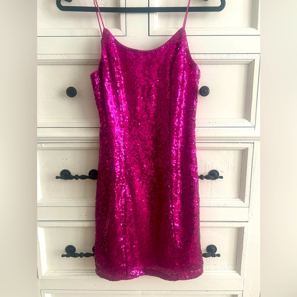 Lulu’s Bring It Magenta Sequin Bodycon Mini Dress Size Small HOCO HOMECOMING